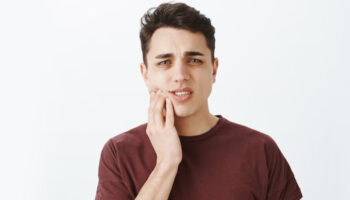 Is It Normal to Have Severe Pain in Gum After Tooth Extraction?